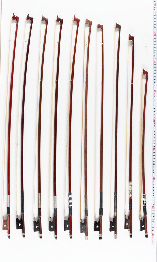 A bundle of twenty bows, varying sizes