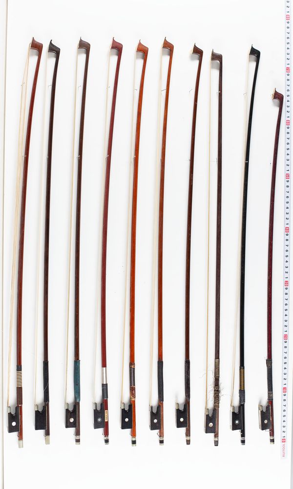 A bundle of twenty bows, varying sizes