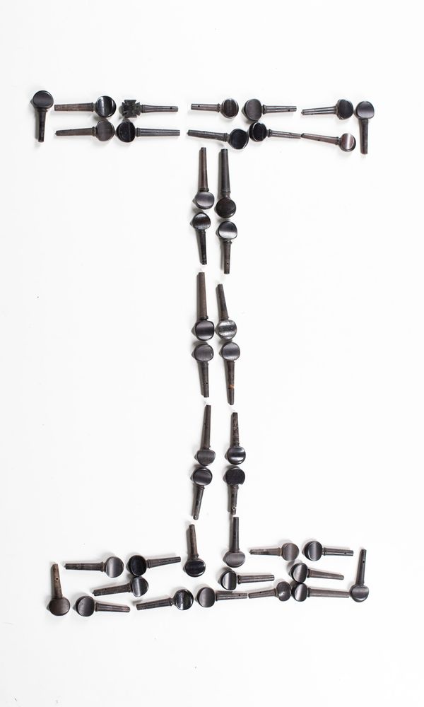 A bundle of forty violin pegs, varying sizes
