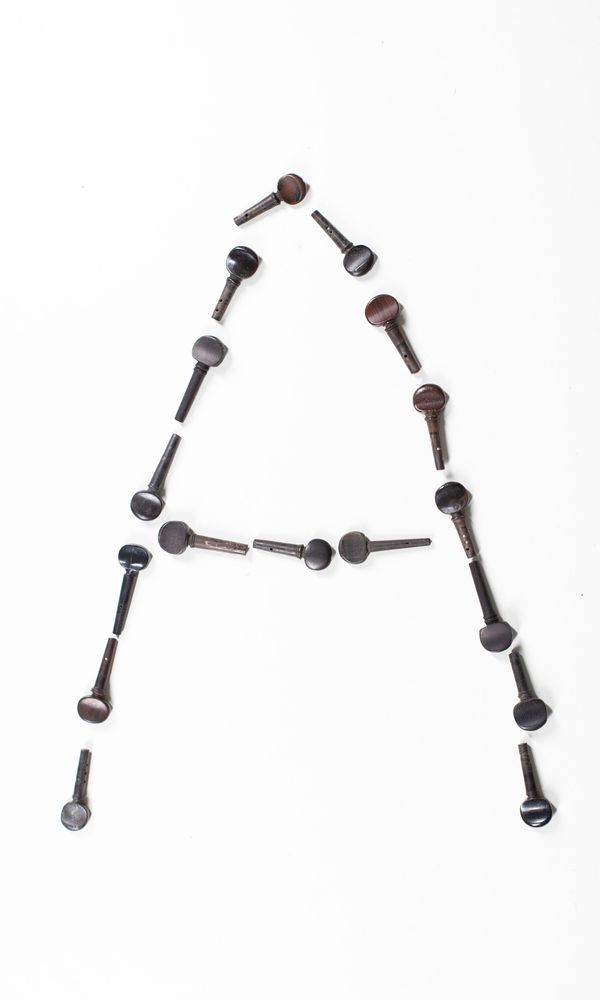 A bundle of forty violin pegs, varying sizes