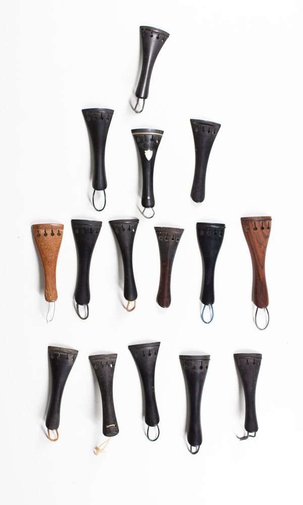 A bundle of fifteen tailpieces, varying sizes