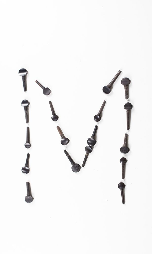 A bundle of forty violin pegs, varying sizes