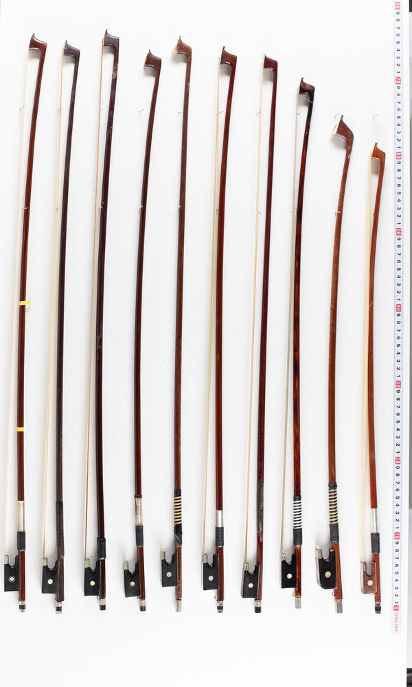 A bundle of twenty bows, varying sizes