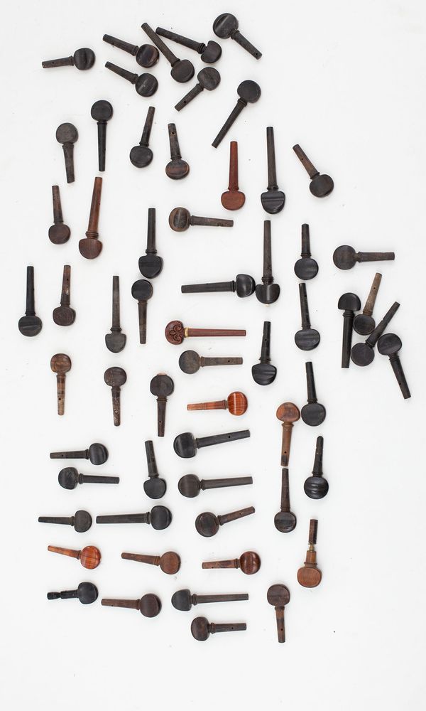 A large quantity of pegs