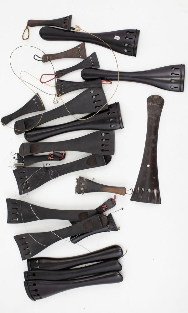 A small quantity of tailpieces, mixed sizes