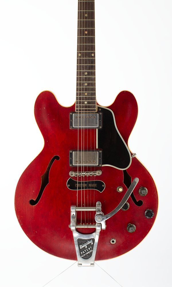 An electric guitar by Gibson, ES-335, Kalamazoo, 1961