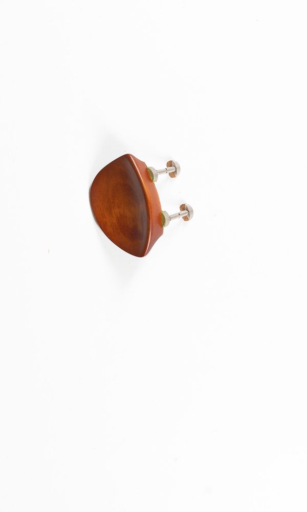 A chinrest, branded W. E. Hill & Sons