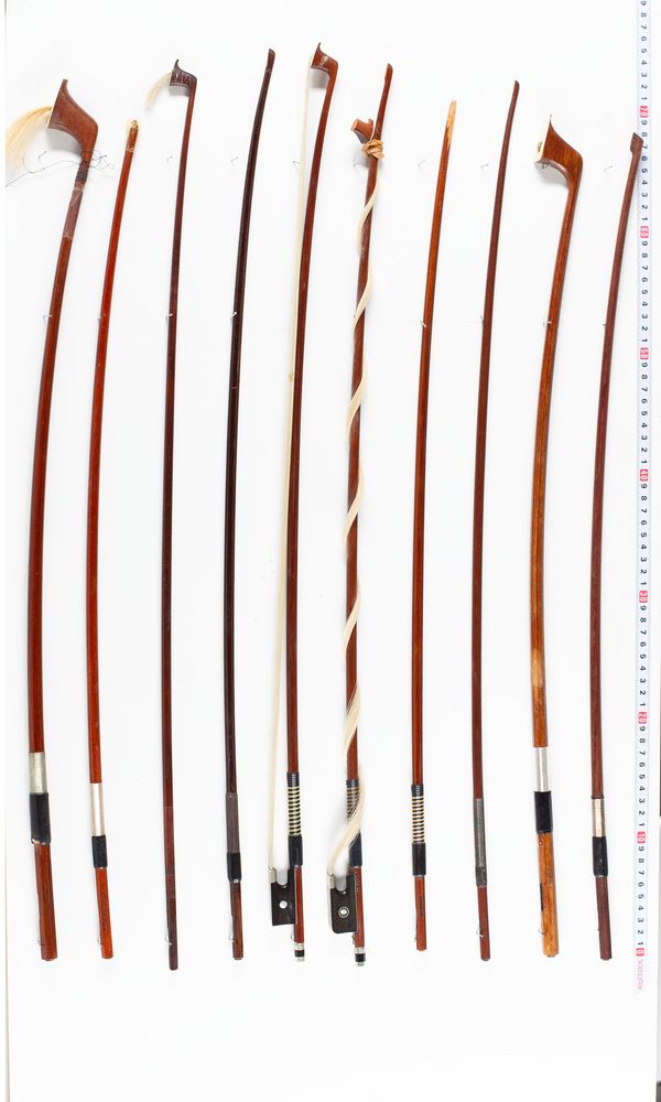 A bundle of eighteen damaged bows, varying sizes