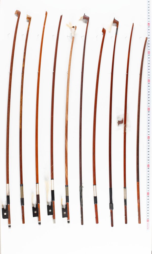 A bundle of twenty damaged bows, varying sizes