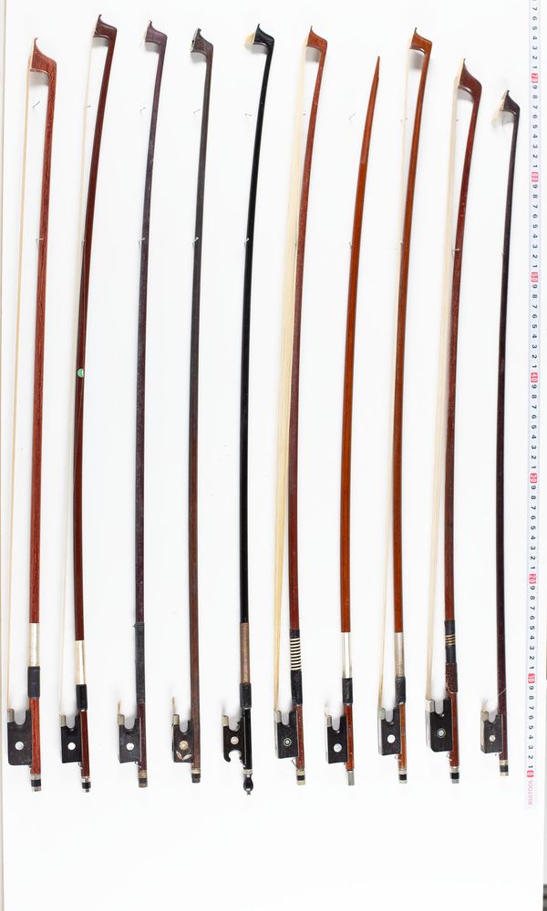 A bundle of twenty one bows, varying sizes