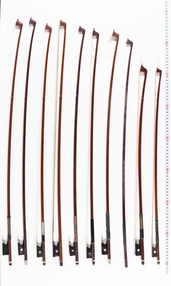 A bundle of tewnty bows, varying sizes