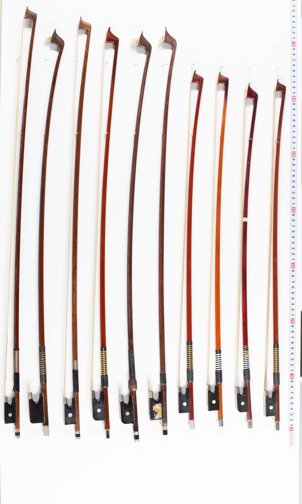 A bundle of twenty bows, varying sizes