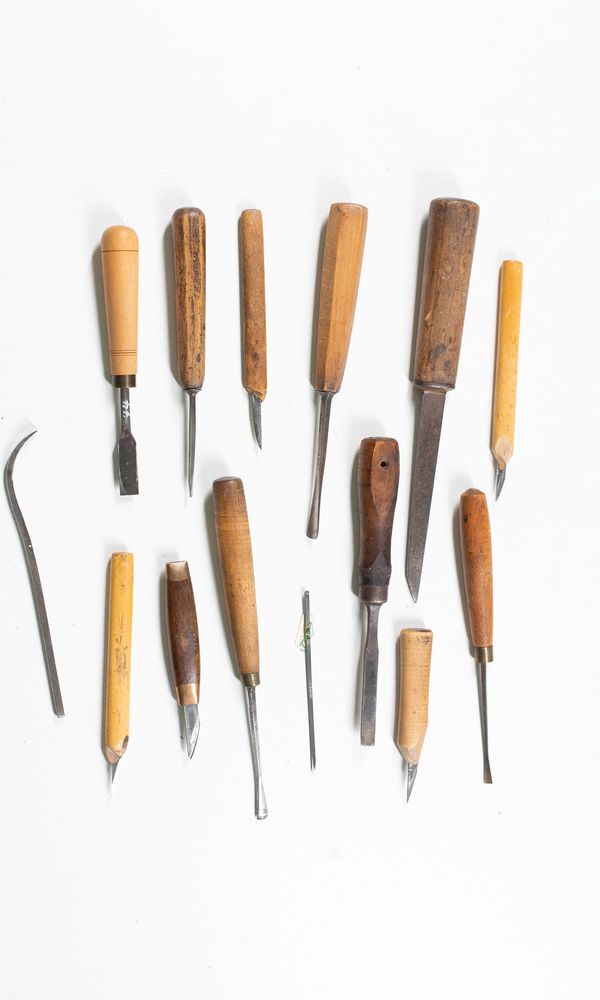 Fouteen chisels / gouges / cutting tools