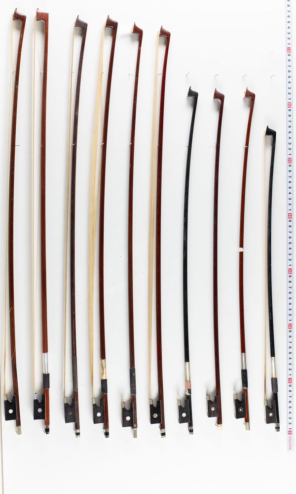 A bundle of twenty bows, vaying sizes