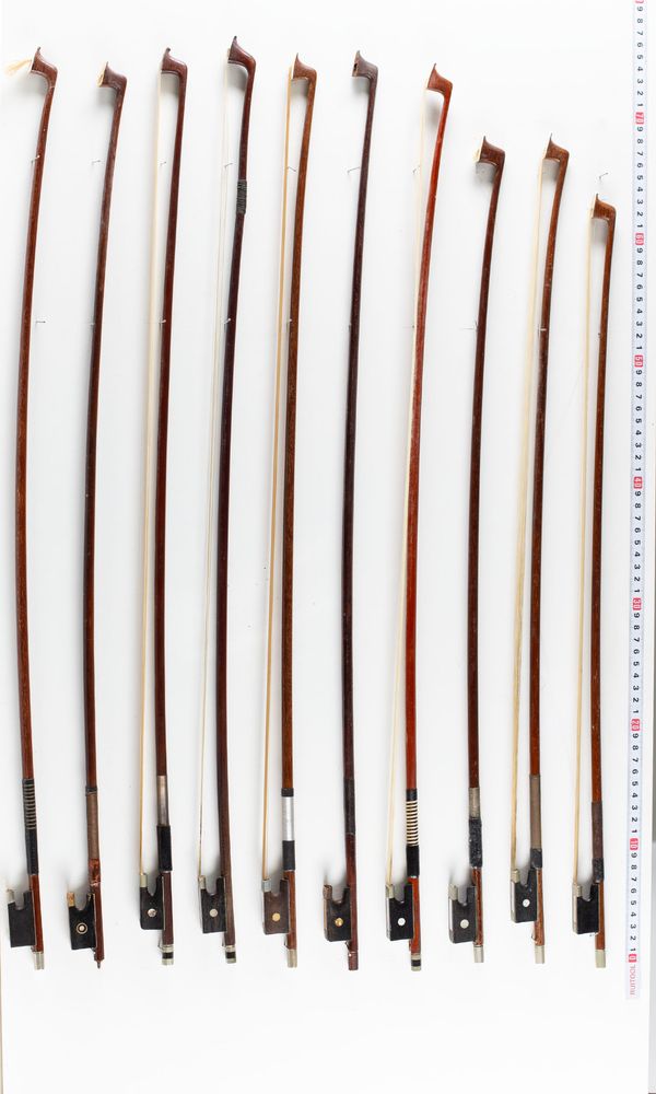 A bundle of twenty bows, varying sizes