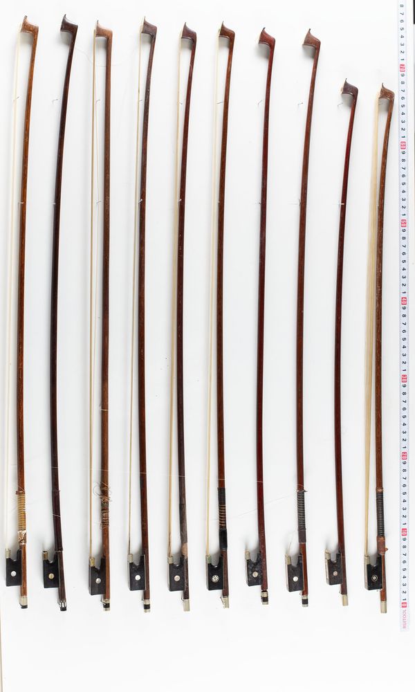 A bundle of twenty bows, varying sizes