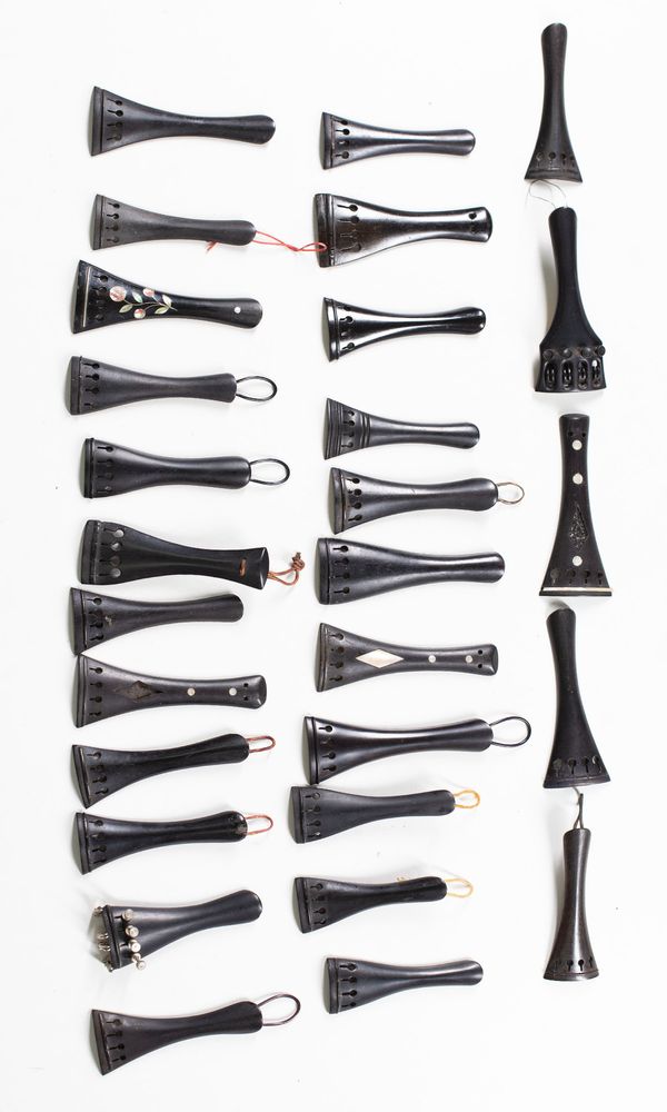 A bundle of thirty 1/2 sized violin tailpieces