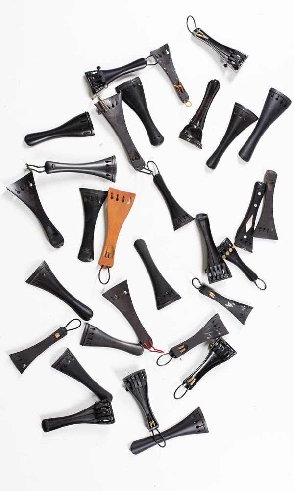 A bundle of thirty 1/2 sized violin tailpieces