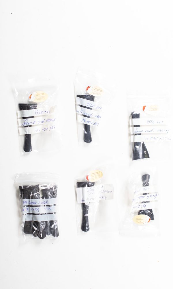 A bundle of forty-four violin tailpieces - Photo 3