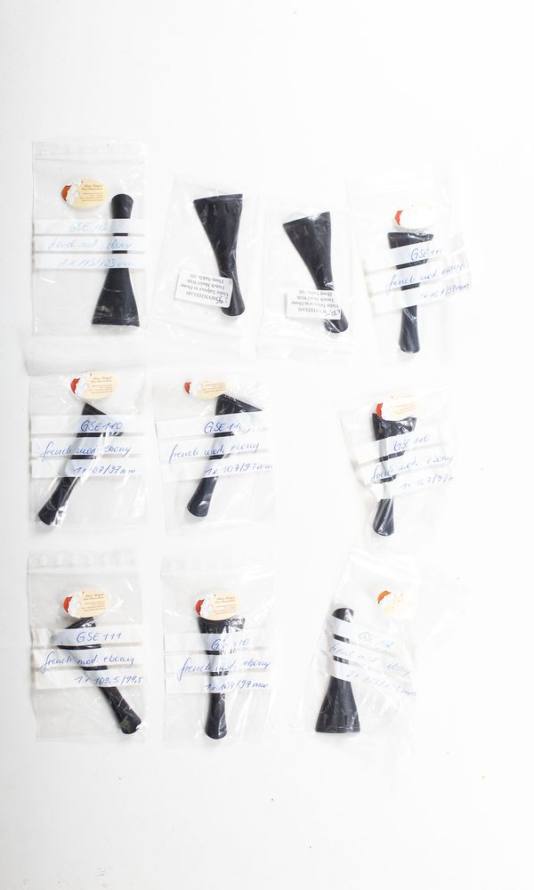 A bundle of forty-four violin tailpieces - Photo 4