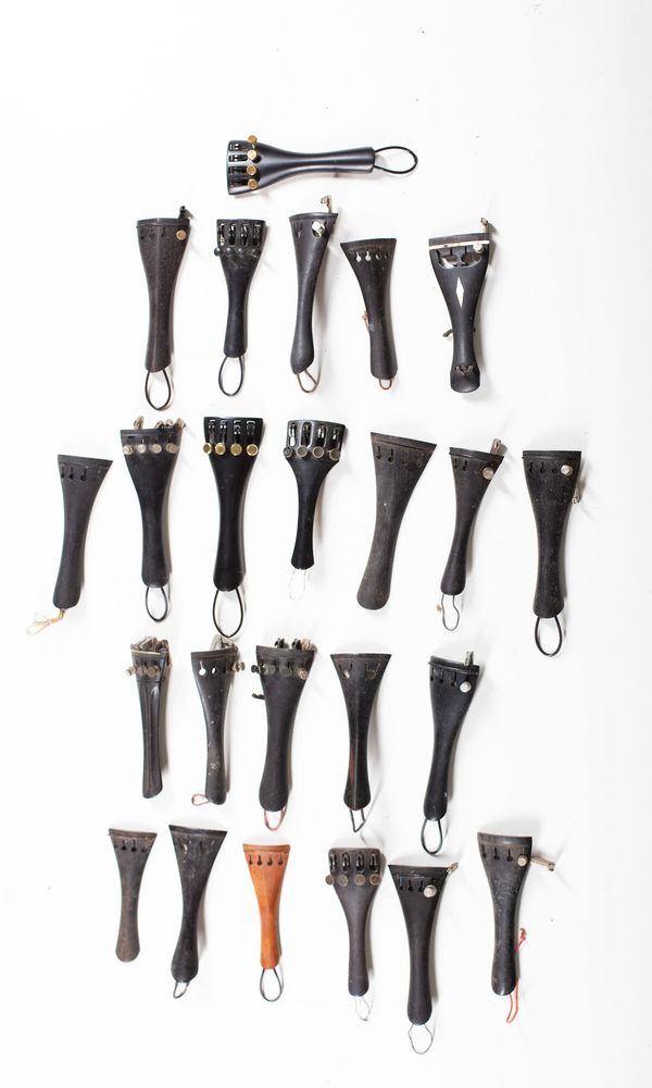 A bundle of fifty violin tailpieces, varying sizes