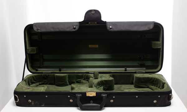 A double violin case, branded Etuibau Oliver Bergner