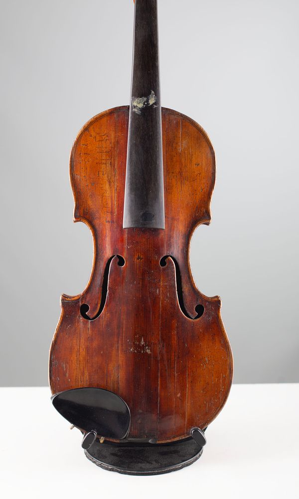 A child-size violin and a pochette