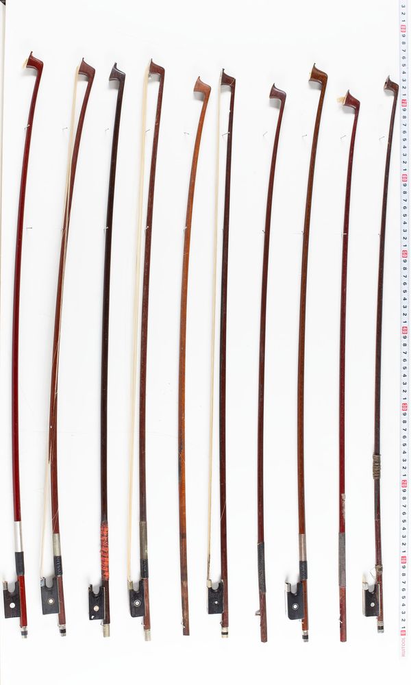 A bundle of twenty bows, varying sizes