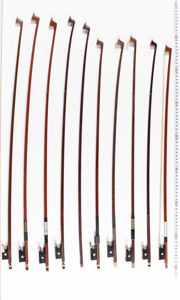 A bundle of twenty bows, varying sizes