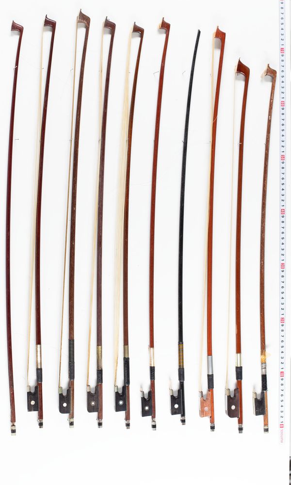 A bundle of twenty bows, varying sizes