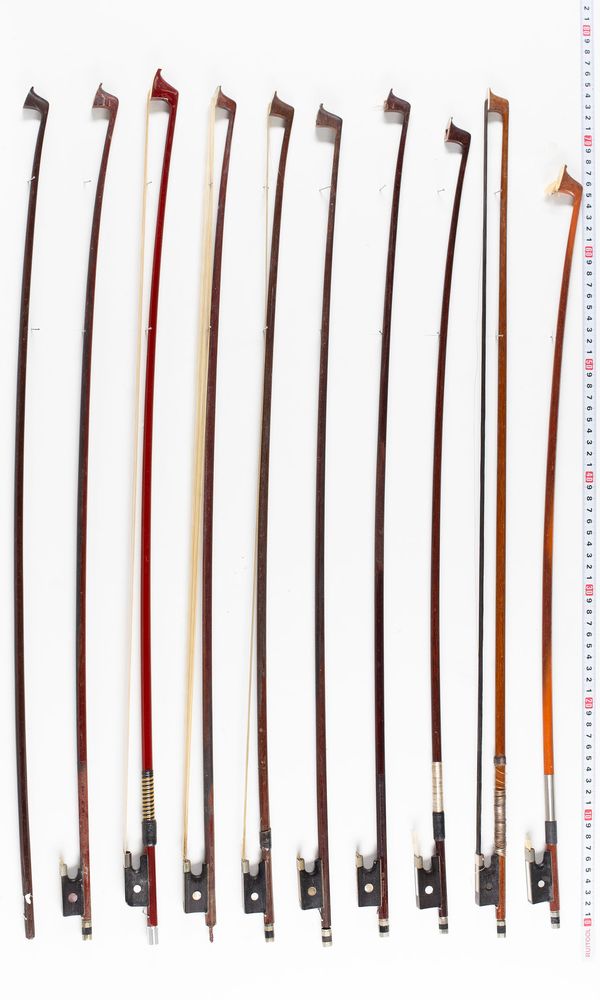 A bundle of twenty bows, varying sizes