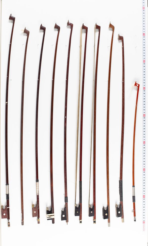 A bundle of twenty bows, varying sizes