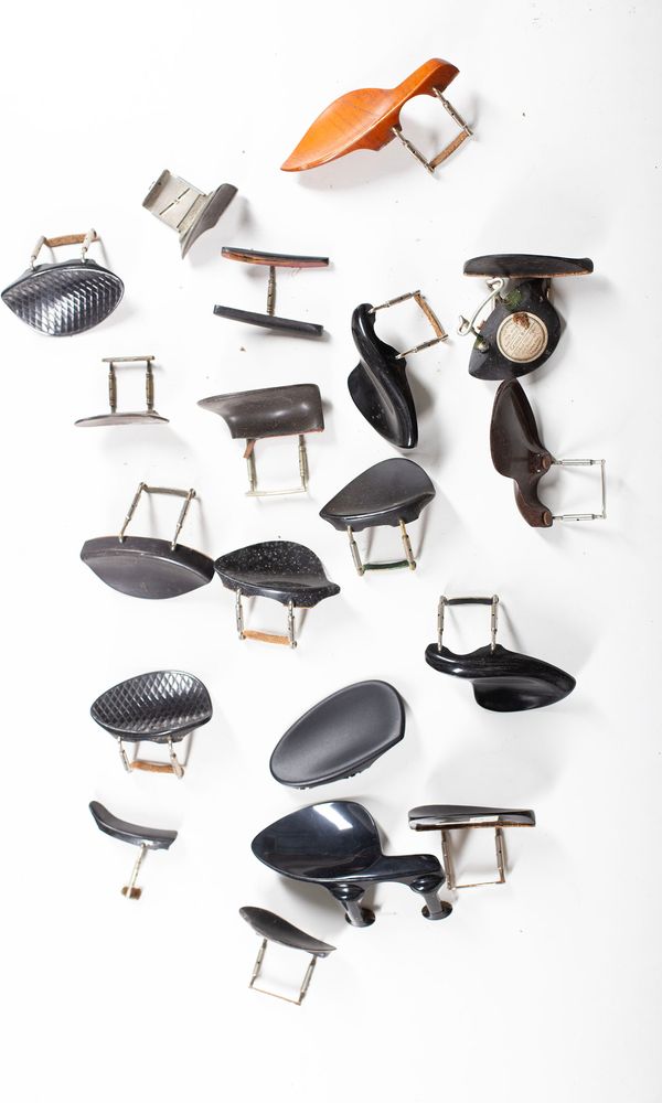 A bundle of twenty chin rests, varying sizes