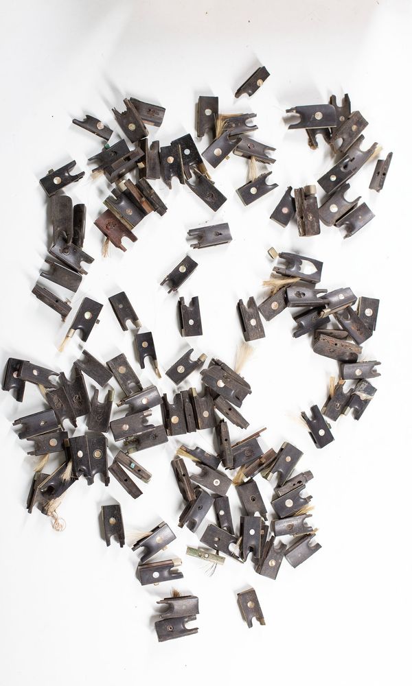 A bundle of one-hundred violin / viola frogs (without adjusters), varying sizes
