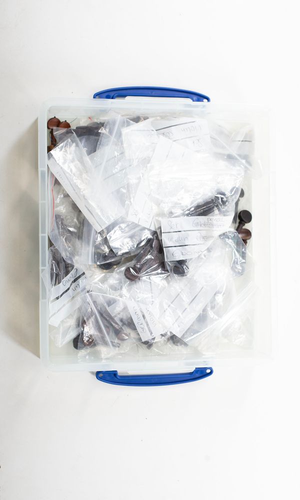 Forty-two sets of violin pegs - Photo 2