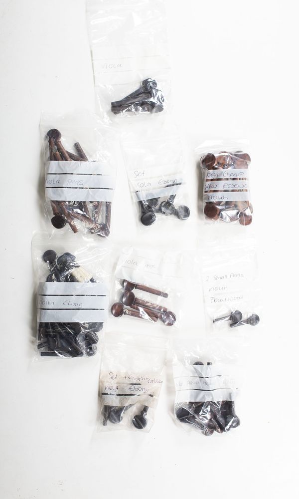 A bundle of violin pegs