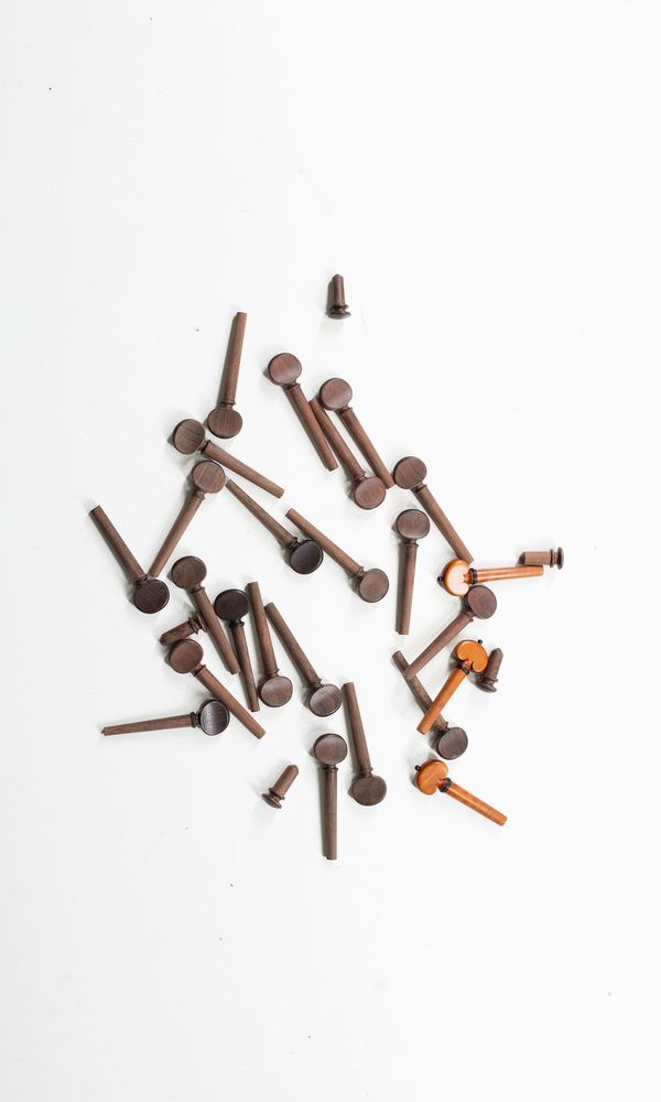 A bundle of violin pegs - Photo 2