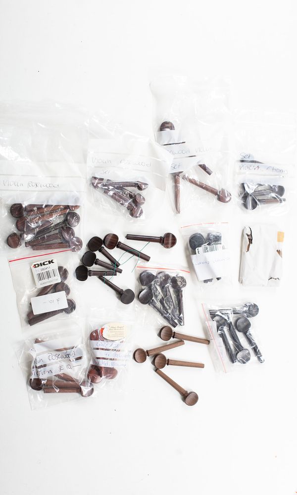 A bundle of violin pegs - Photo 3