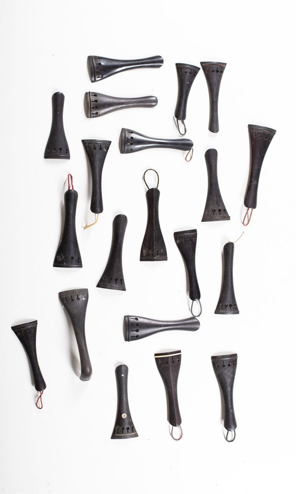 A bundle of twenty violin tailpieces, varying sizes
