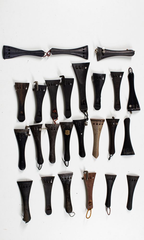 A large quantity or cello and violin tailpieces, various sizes