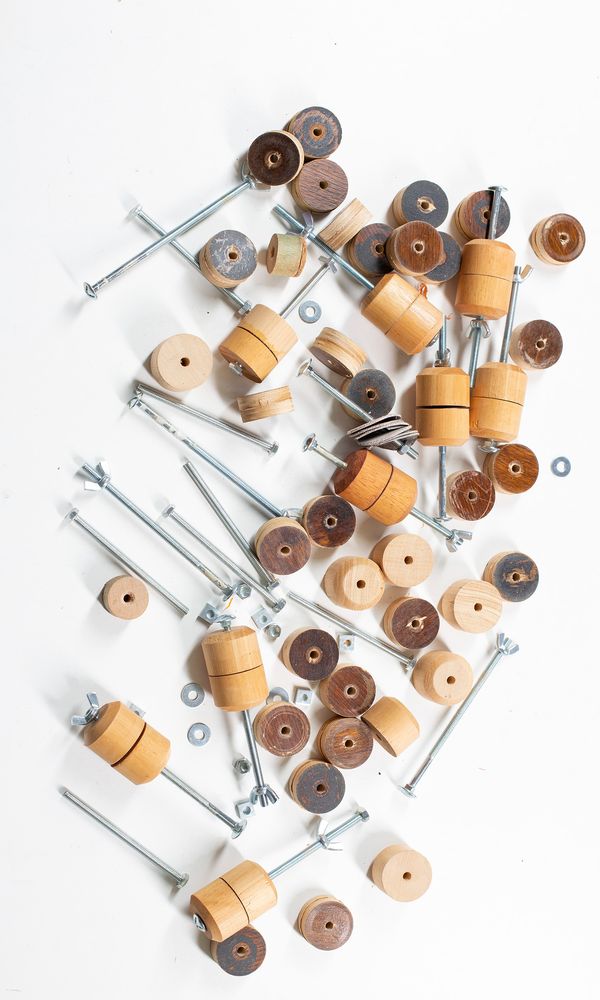 A small quantity of violin spool clamps