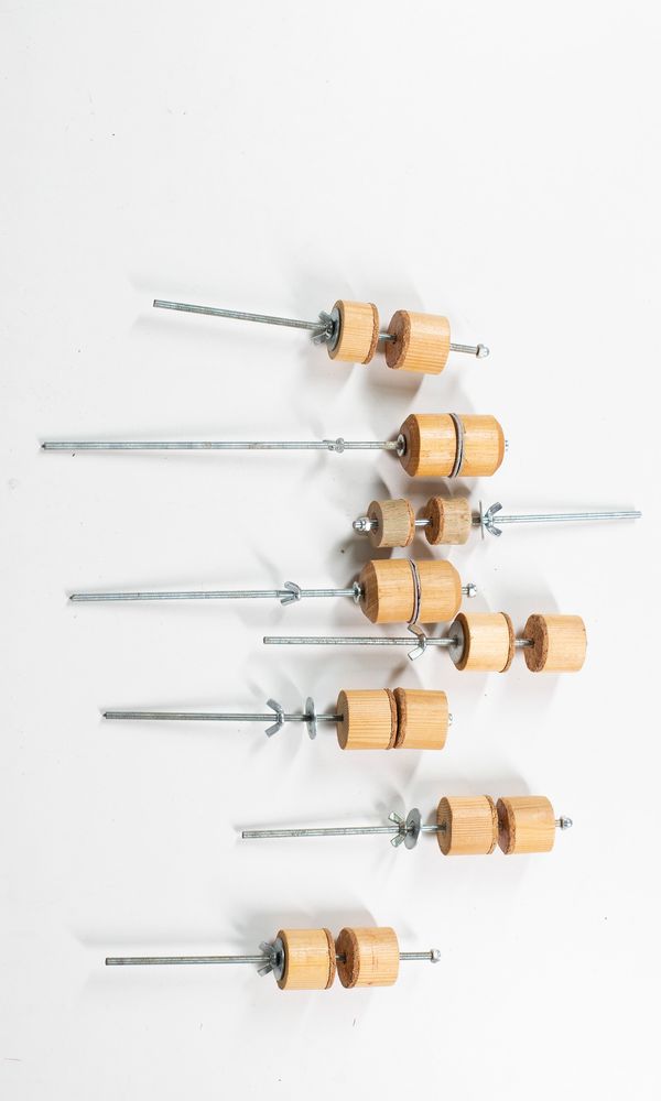 A small quantity of violin spool clamps