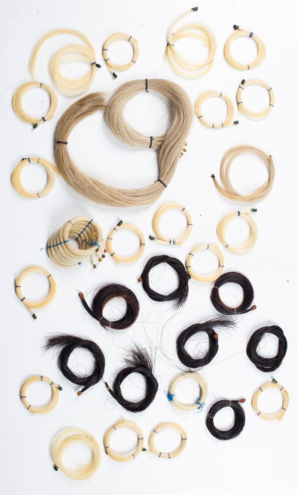 A small quantity of bow hair