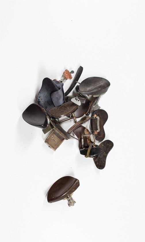 A large quantity of chin rests