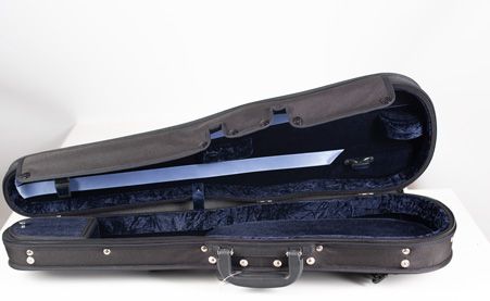 A Gewa 3/4 size violin case