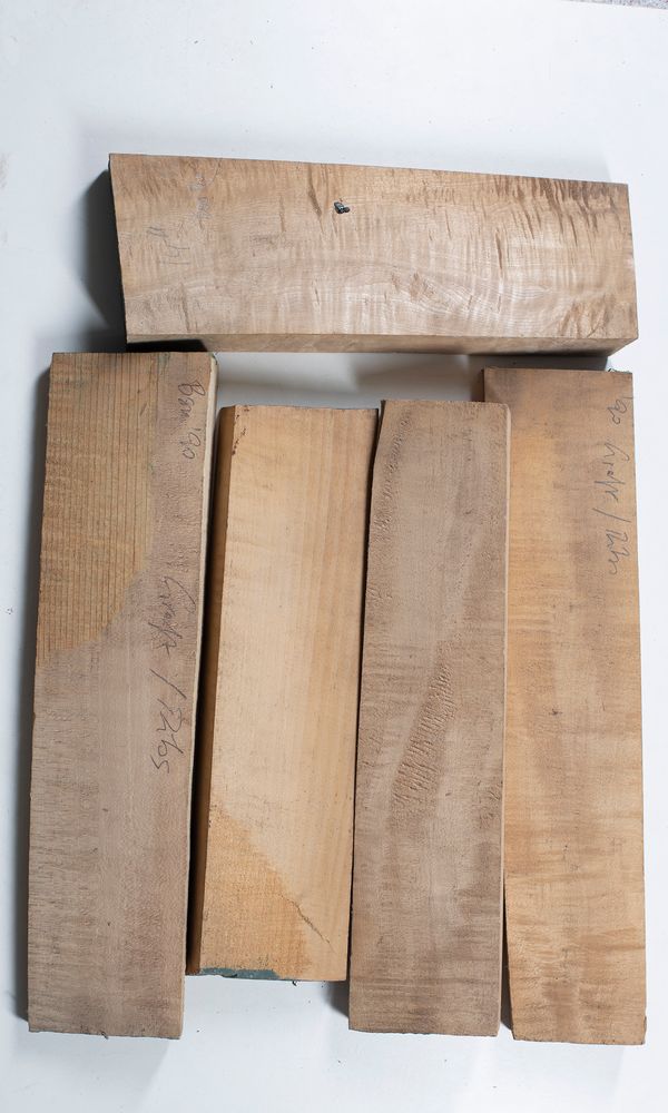 Five pieces of maple, suitable for violin neck and ribs