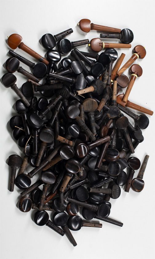 A large quantity of cello pegs