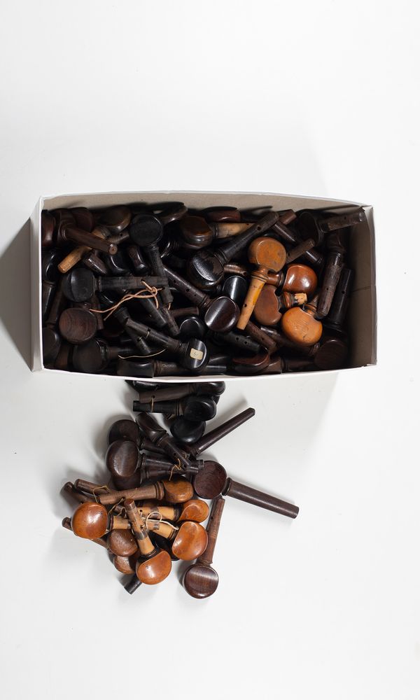 A large quantity of cello pegs