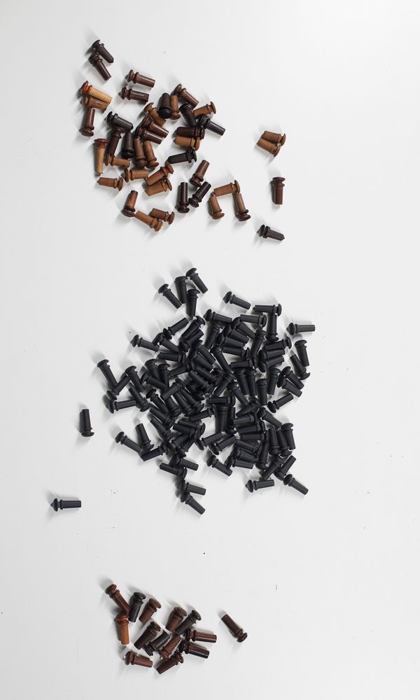 A large quantity of end pins