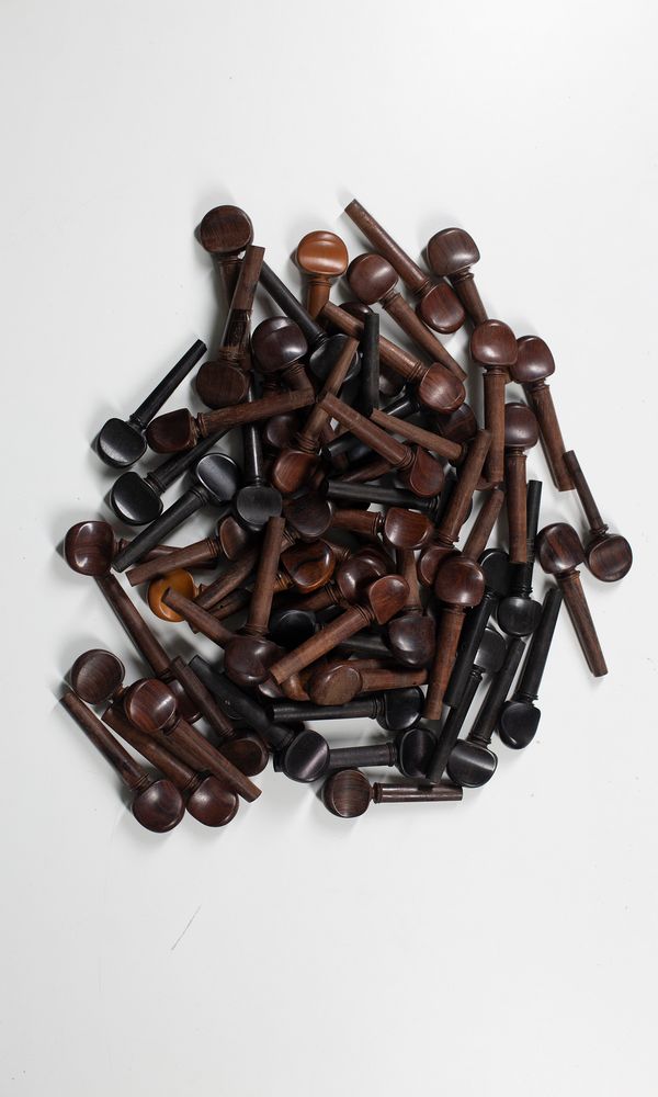 A large quantity of cello pegs